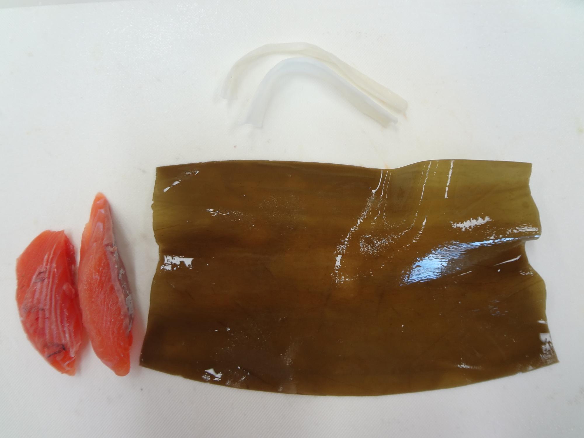 2切れの鮭、こんぶ、かんぴょうを並べている写真