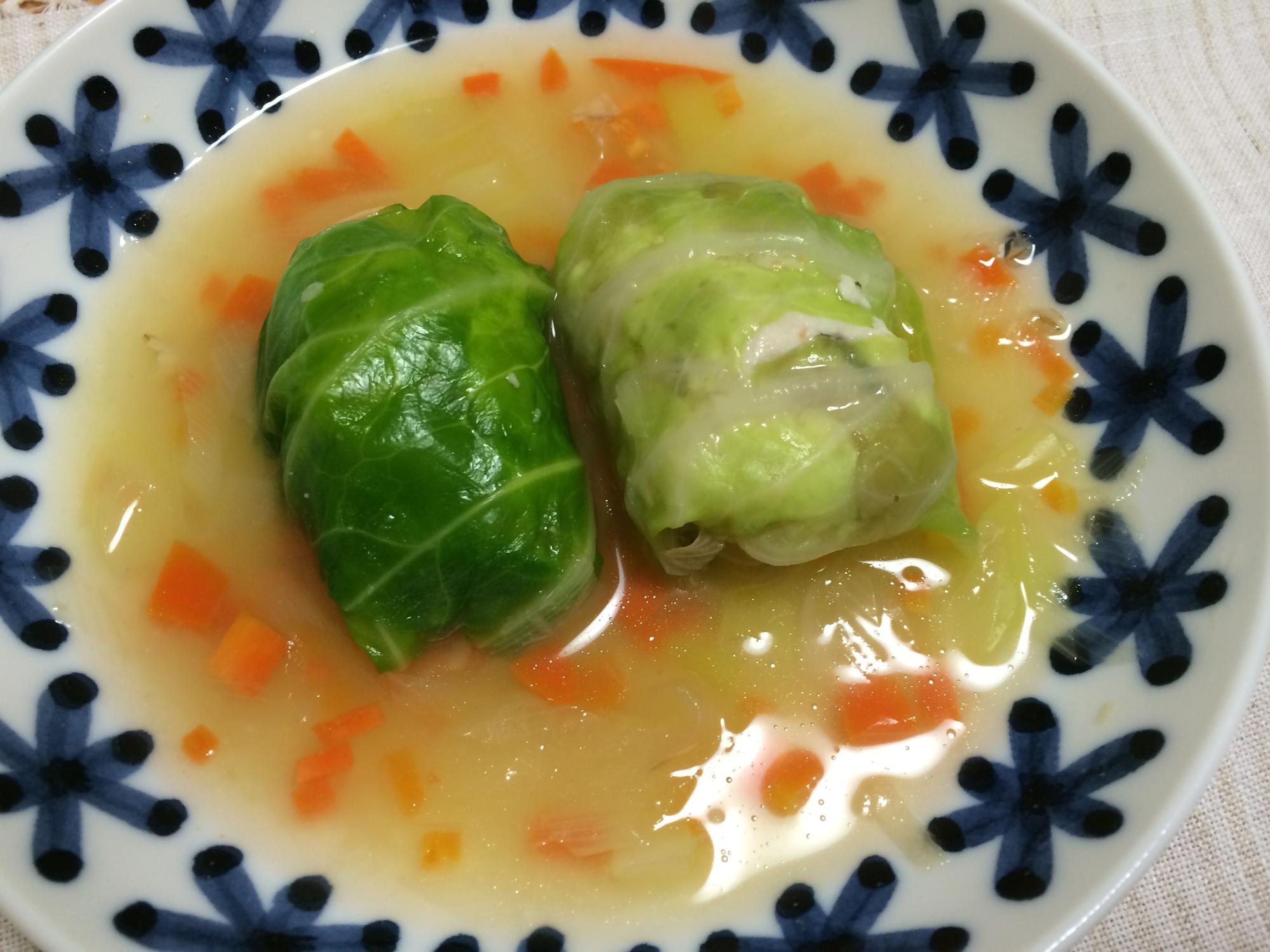 平皿に盛り付けられた大豆とスキムミルクのロールキャベツの写真