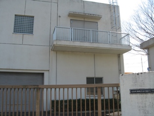 洲崎汚水中継ポンプ場の門が閉まっていて、門の外から施設を映している写真