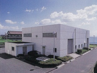 白い建物の沈砂池の写真