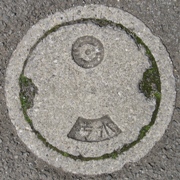 コンクリートでできたマンホールの画像