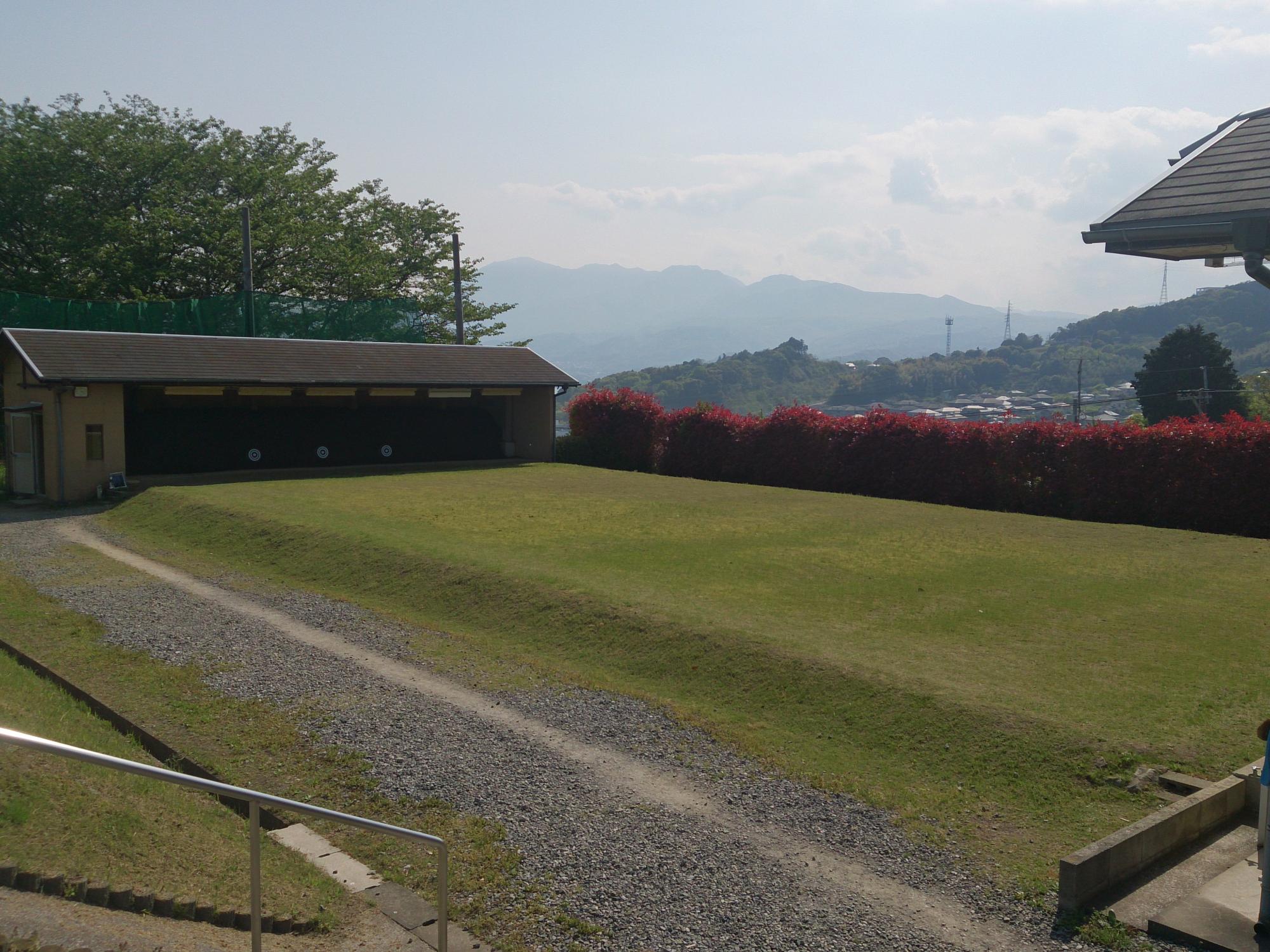 町営弓道場の矢道と射場の画像