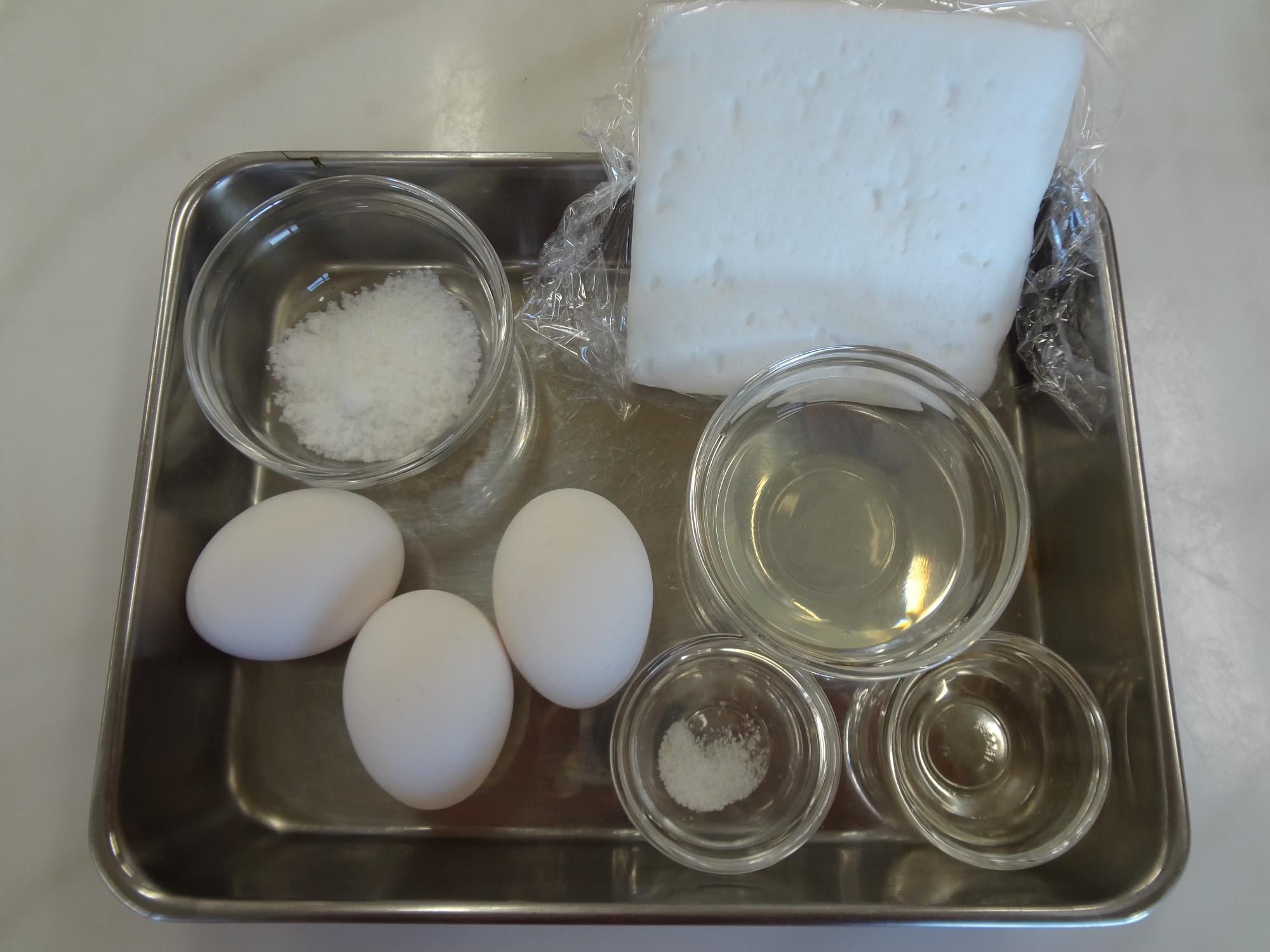 手前から左：卵3個、右手前：塩、手前左：サラダ油、その後ろ：みりん、奥の左：砂糖、右：はんぺんがバットに準備されている写真