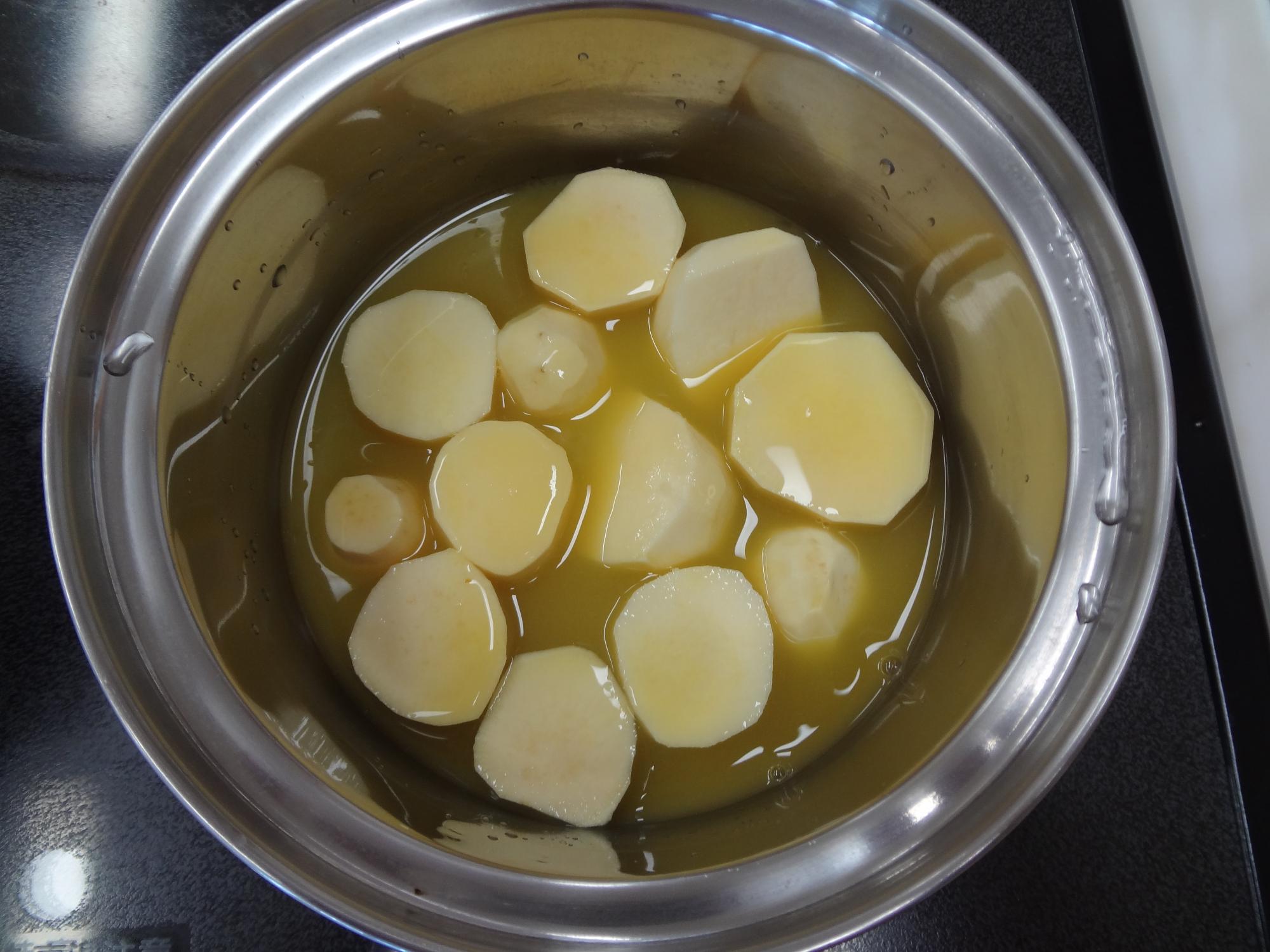 鍋でサツマイモを煮ているところを真上から写した写真