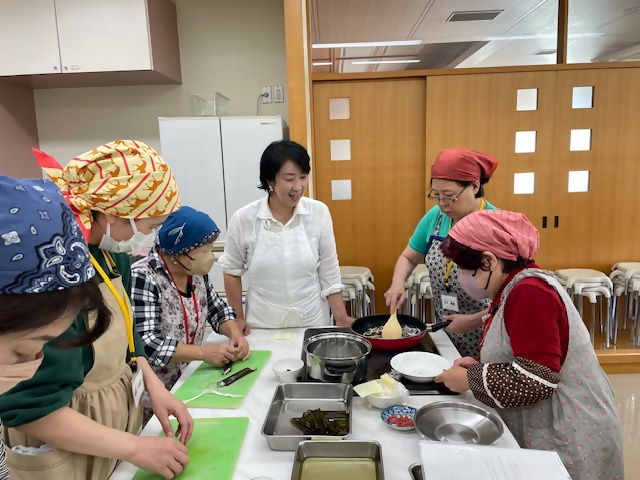 調理する会員と講師