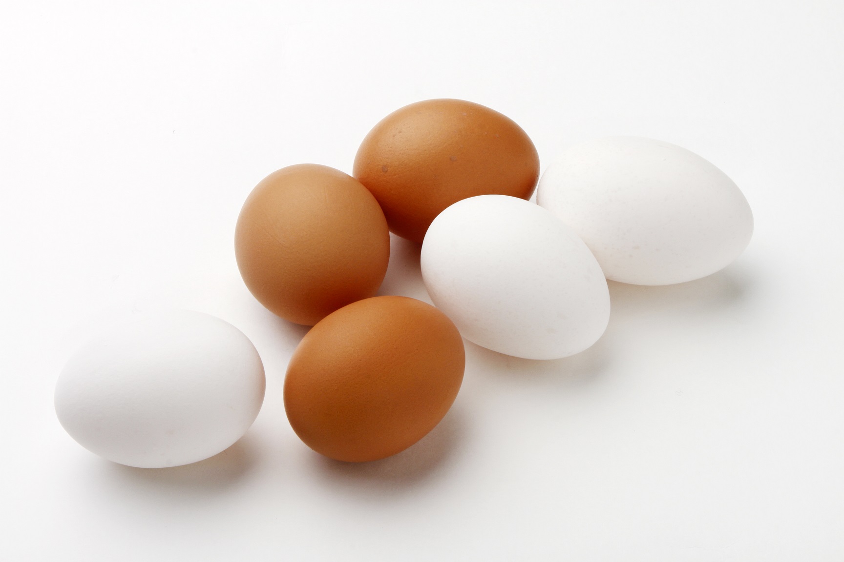 白色の卵3つ、茶色の卵3つが並んでいる写真