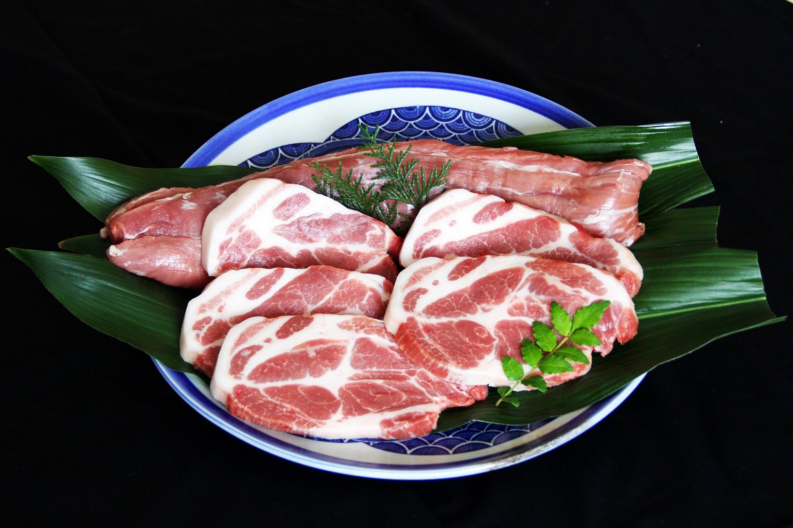 脂身の白い部分と肉の赤い部分のコントラストが鮮やかな肉の切り身が皿に乗っている様子