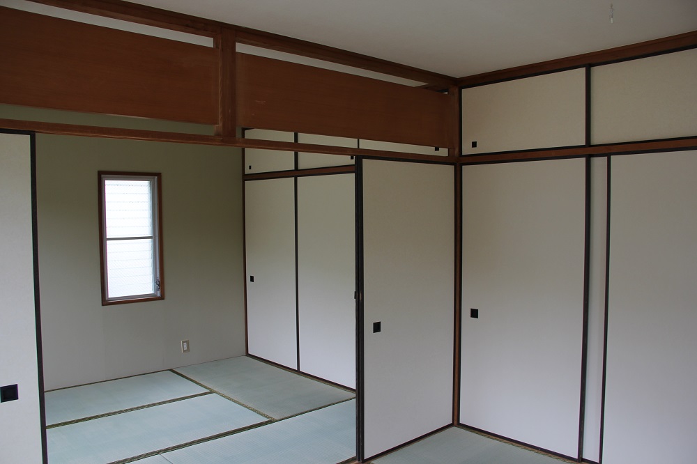 6畳の和室が2部屋続く押し入れ側が見える写真（仁王住宅の内観）