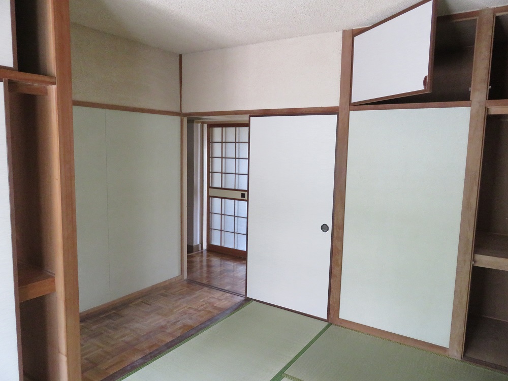 和室と収納スペースの見える写真（富岡住宅の内観）
