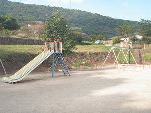 上仁王街区公園の滑り台とブランコの写真