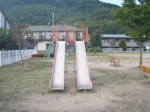 向園児童公園の2台の滑り台の写真