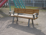 向園児童公園の茶色いベンチの写真