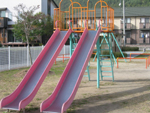 向園児童公園のピンクの2台の滑り台の写真
