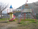 三川街区公園の遊具の一つである青い屋根のある滑り台の写真