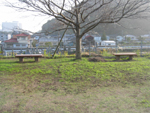 三川街区公園にあるベンチ二基の写真