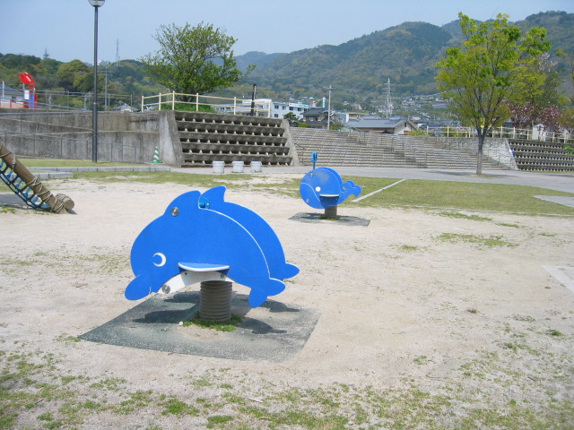青いイルカやクジラがモチーフの一人乗り用のスプリング遊具の写真