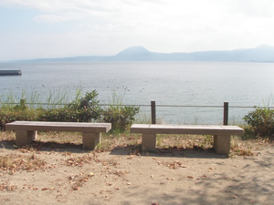 城下公園内にある別府湾が見渡せるベンチの写真
