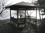 大きな屋根とベンチがあり別府湾を見渡すことができる休憩所（あずまや）の写真