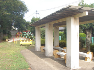 豊岡児童公園のベンチがある休憩所の写真