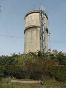 真ん中に高い水の塔が移っている三尺山高架水槽の写真