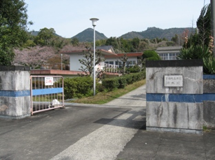 小田城浄水場の門が空いていて、門の外から施設の方を映した写真