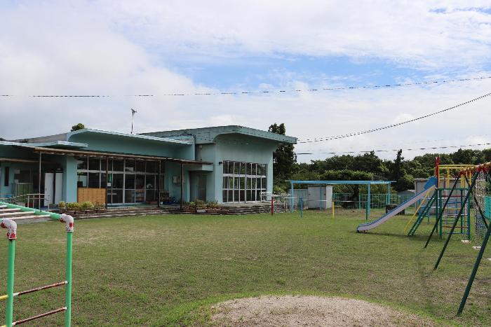 藤原幼稚園の園舎及び園庭の写真