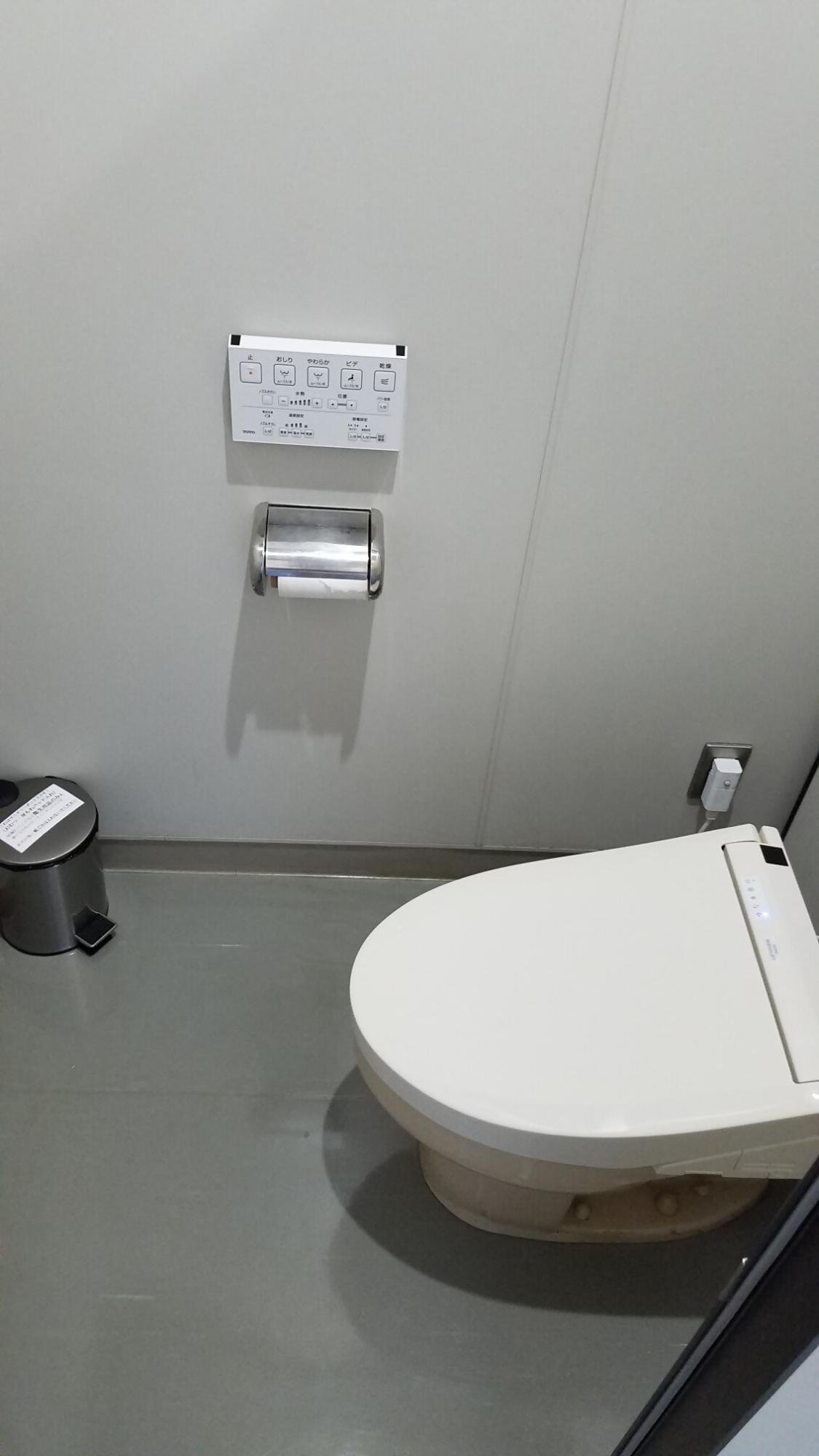 サニタリーボックス設置トイレ個室内部遠景写真